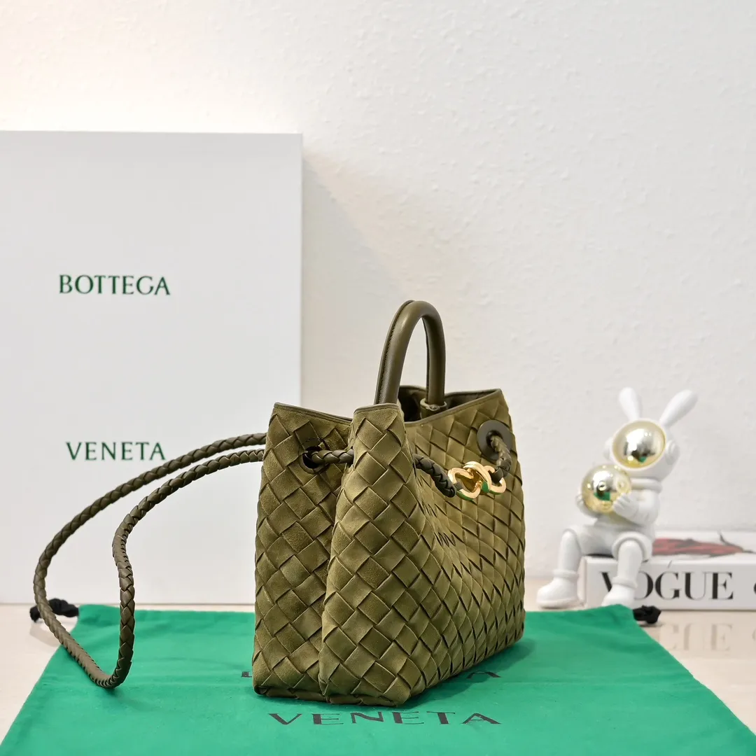 The 2024 new Andiamo batch 1920 BV has been shipped‼ ️Really popular🔥The new Andiamo woven handbag launched by Bottega Veneta this season is really popular all over the world! ! Celebrities at home and abroad have worn it, and Oscar-winning actress Michelle Yeoh has taken it out on the street. Song Jia, Trai Yara, Yu Feihong, Sanji Ayaka, Rosie Hunting-Whiteley, Yoshioka Riho, etc. have all picked up this bag. It is classic and versatile, showing off its temperament, and the bag capacity is also large, which is very convenient for daily commuting! ! A variety of carrying methods, the shoulder straps can be adjusted by yourself, the original lambskin feels soft and delicate, and the neutral style is created to break gender boundaries and bring a more practical and longer-lasting use experience. Andiamo, which has both elegant and casual styles, perfectly interprets the true appearance of "fashionable old money style". Style number: 7463 (suede) Size: 25*22*10.5cm